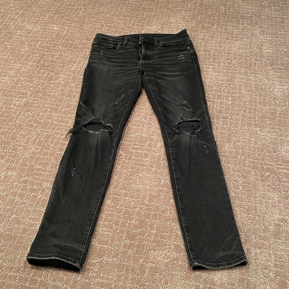 Men’s Black Distressed jeans from American Eagle (29x32) excellent condition!
